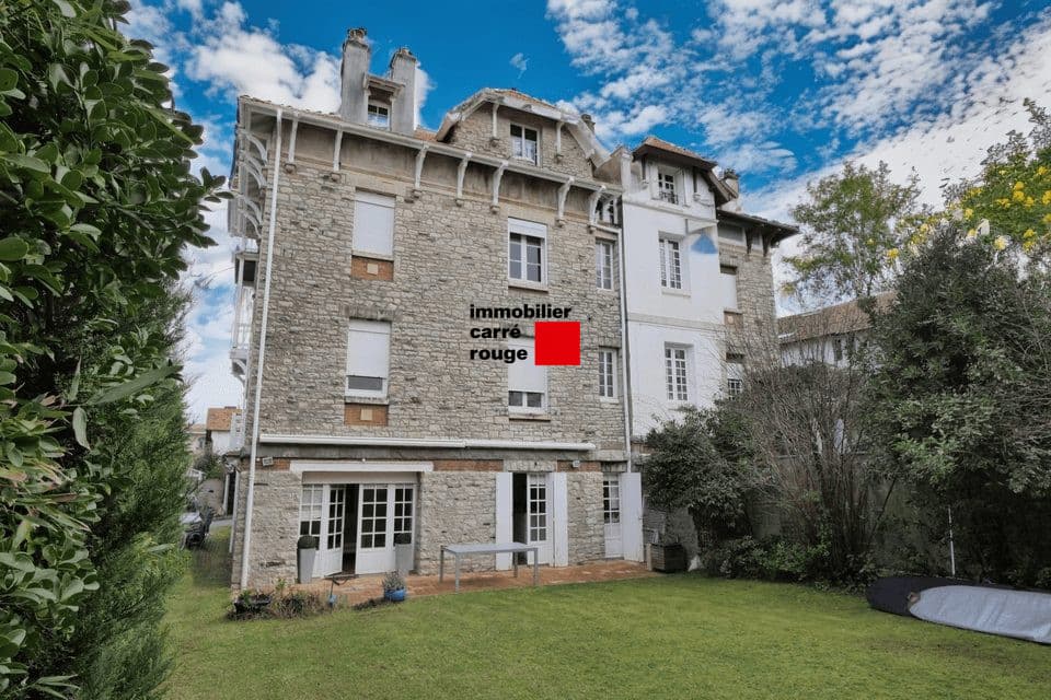 maison bourgeoise en pierre avec jardin et parkings - vue 2
