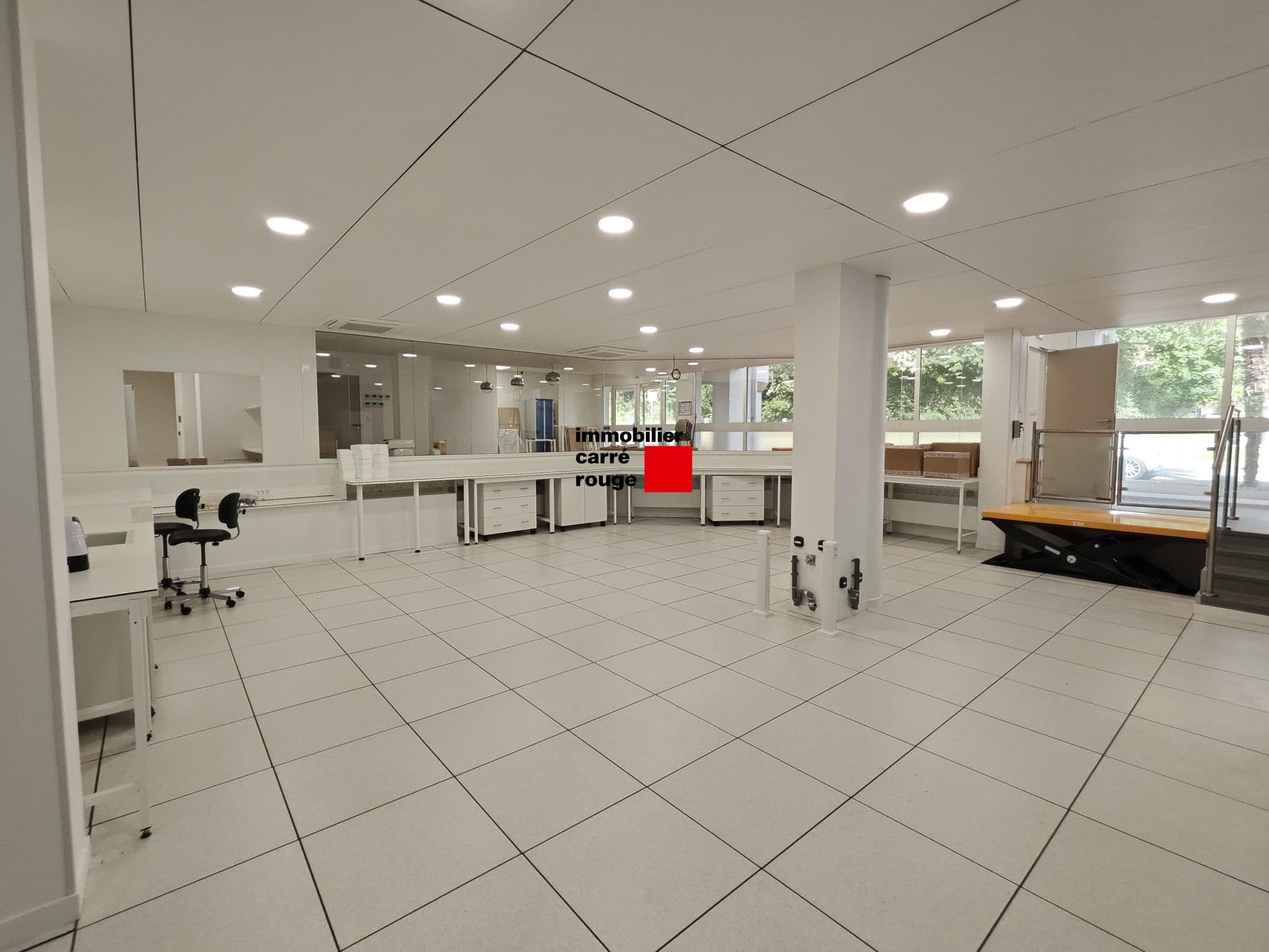 Local commercial plus de 500m² - vue 4