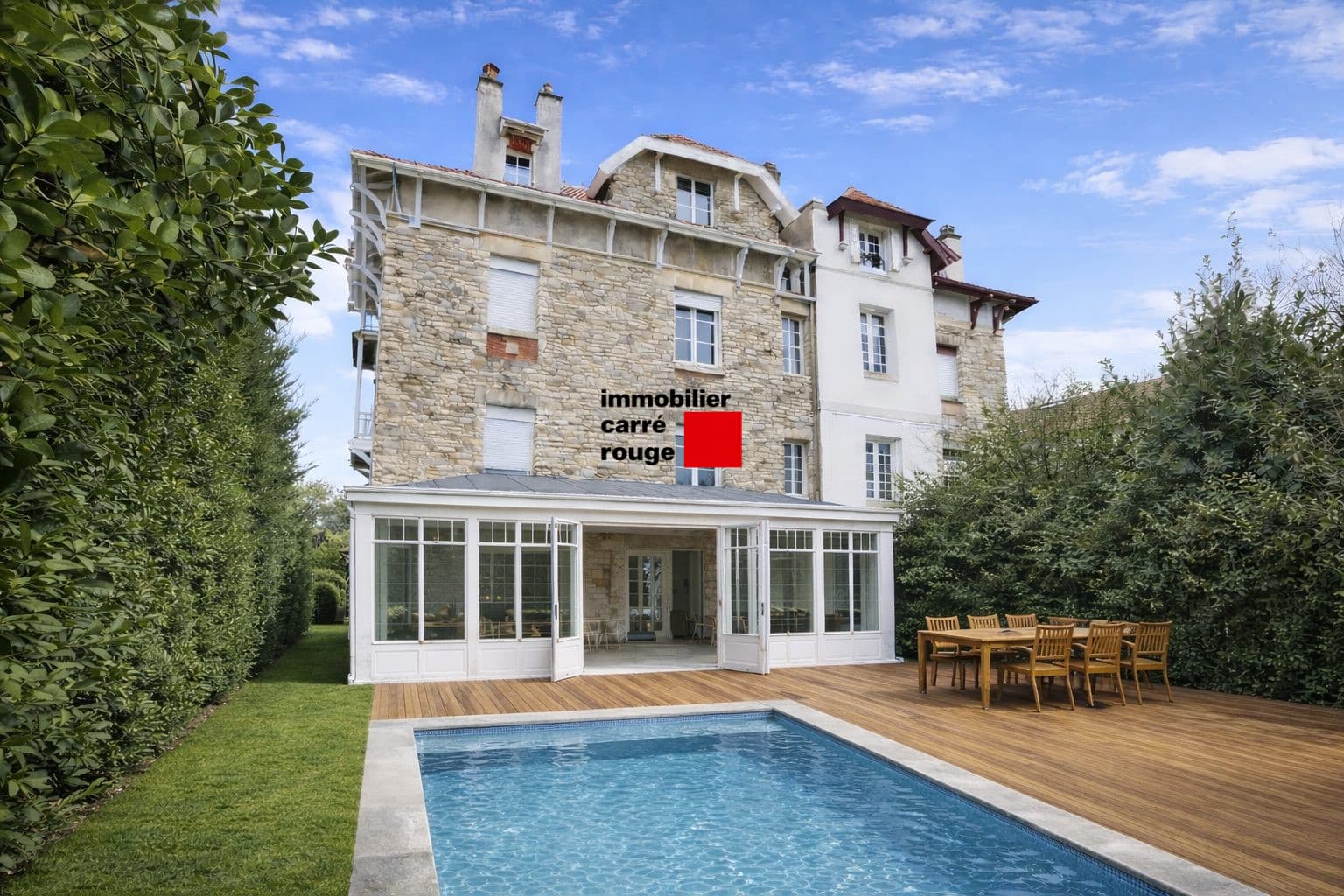 maison bourgeoise en pierre avec jardin et parkings